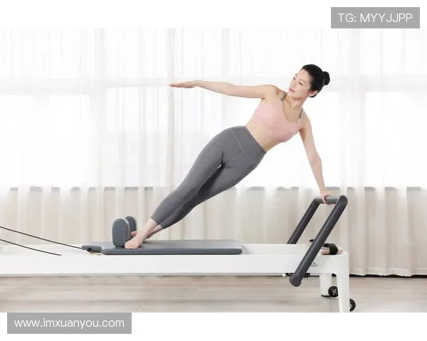 躺在圆形健身器材上的核心力量训练方法